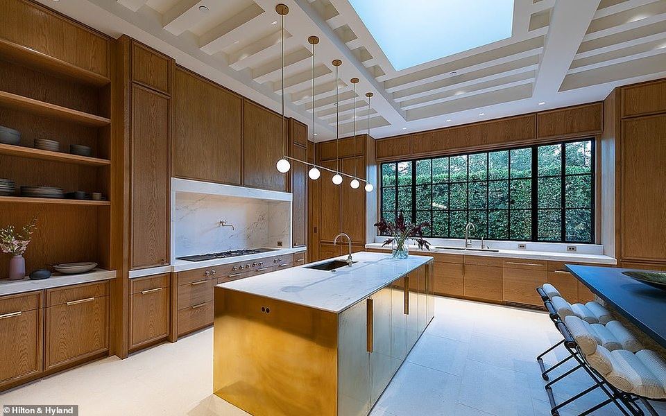 Tỷ phú sáng lập Uber vung tiền tậu biệt thự 43 triệu USD giữa tâm dịch - 10 Tỷ phú sáng lập Uber vung tiền tậu biệt thự 43 triệu USD giữa tâm dịch - 10