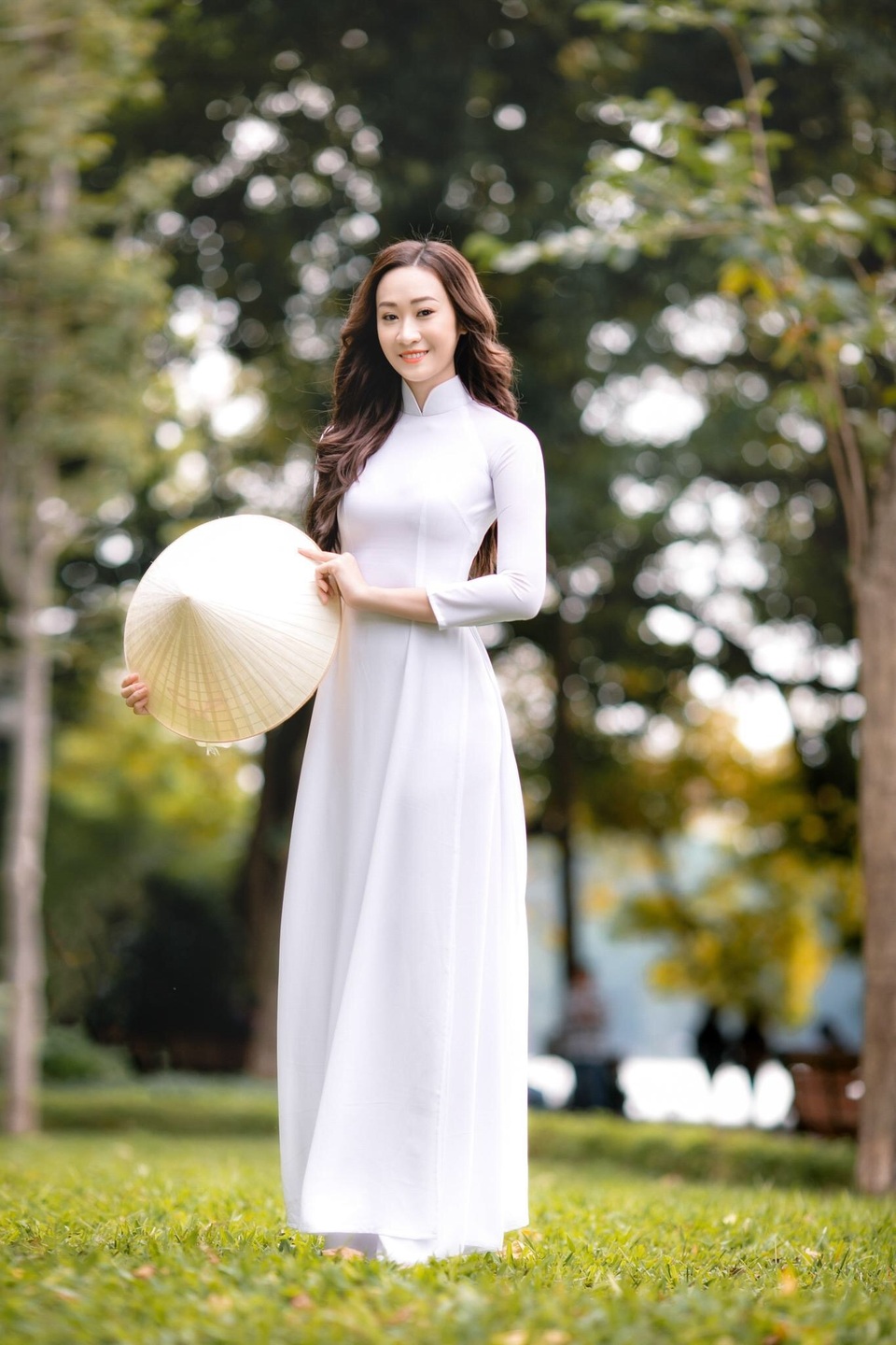 Anika Trinh Trinh nền nã với áo dài trắng và cúc họa mi - 5 Anika Trinh Trinh nền nã với áo dài trắng và cúc họa mi - 5