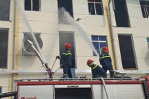 Công ty may cháy dữ dội trong khu công nghiệp ở Tiền Giang