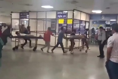 Người bị thương được đưa đến bệnh viện sau vụ rơi máy bay Ấn Độ