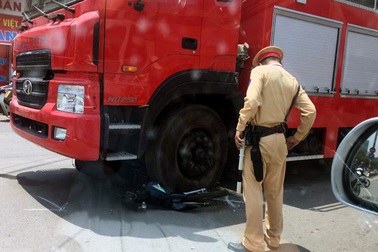 Hà Nội: Cô gái trẻ thoát chết hi hữu dưới gầm xe cứu hỏa