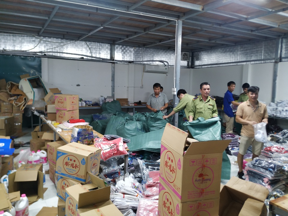 Nóng: Ập vào kho hàng giả, nhái khủng nhất từ trước đến nay ở Ninh Bình - 2 Nóng: Ập vào kho hàng giả, nhái khủng nhất từ trước đến nay ở Ninh Bình - 2