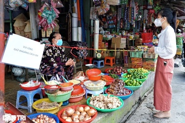 Người trẻ quay cuồng vì "bão giá": Chắt bóp chi tiêu, thôi chạy xe đi dạo