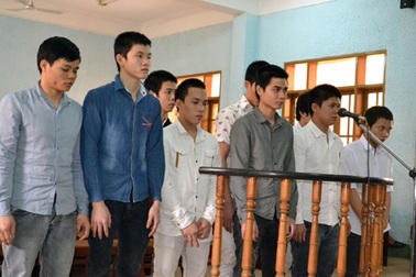 Nhóm côn đồ 9X chia nhau 60 năm tù giam