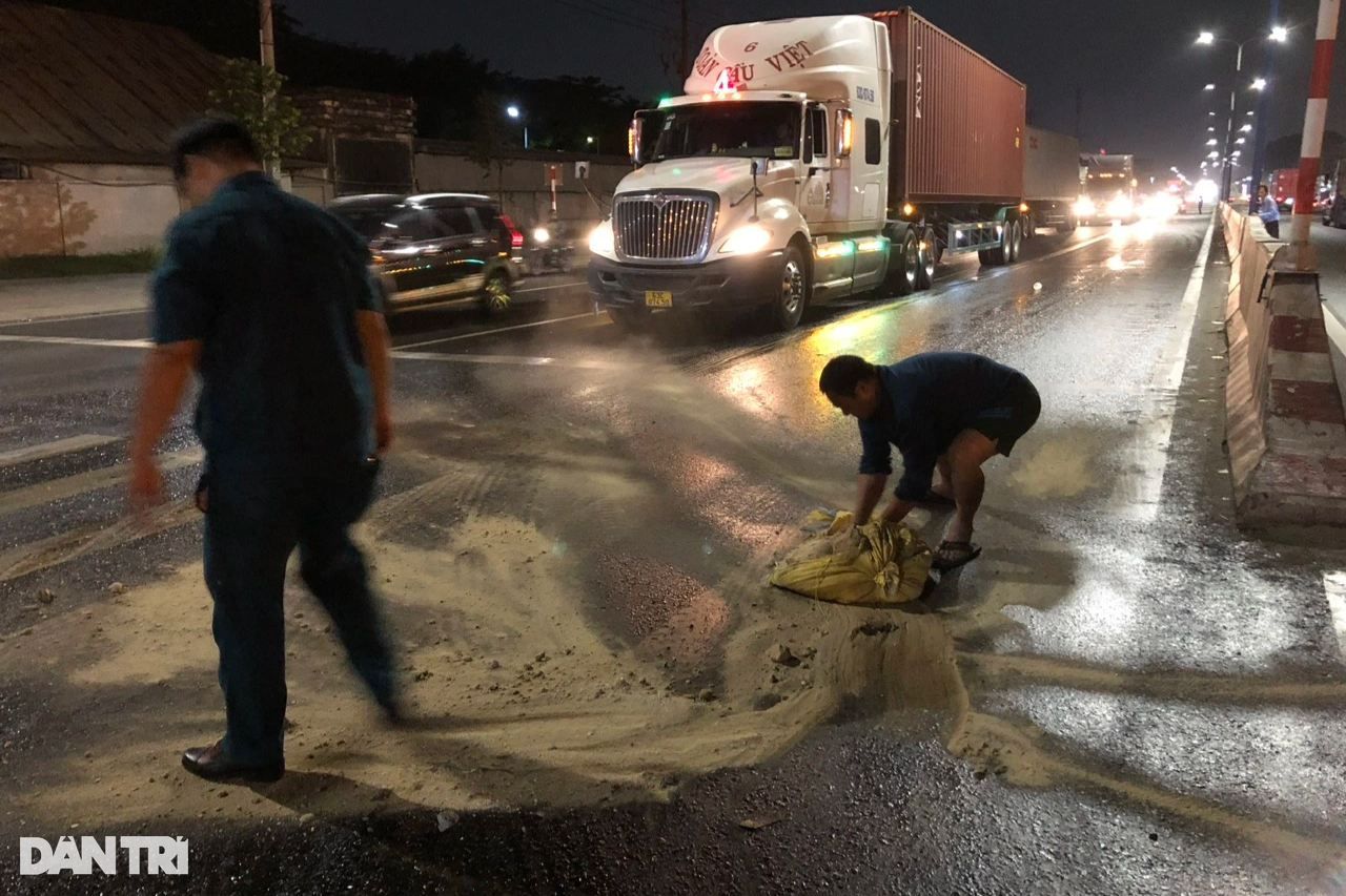 CSGT và người dân trắng đêm khắc phục dầu nhớt đổ trên đường - 5