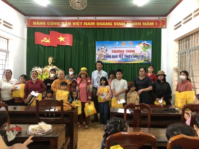 Tặng quà cho trẻ em nghèo dịp Tết Thiếu nhi 1/6 tại xã Ea Hleo, huyện Ea Hleo, Đắk Lắk.