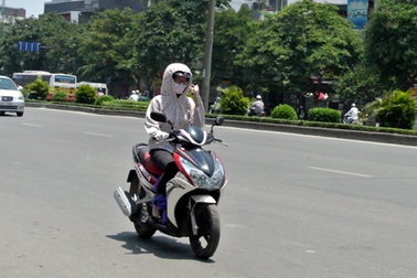 Hà Nội: Ngày nắng nóng, chiều tối mưa, giông