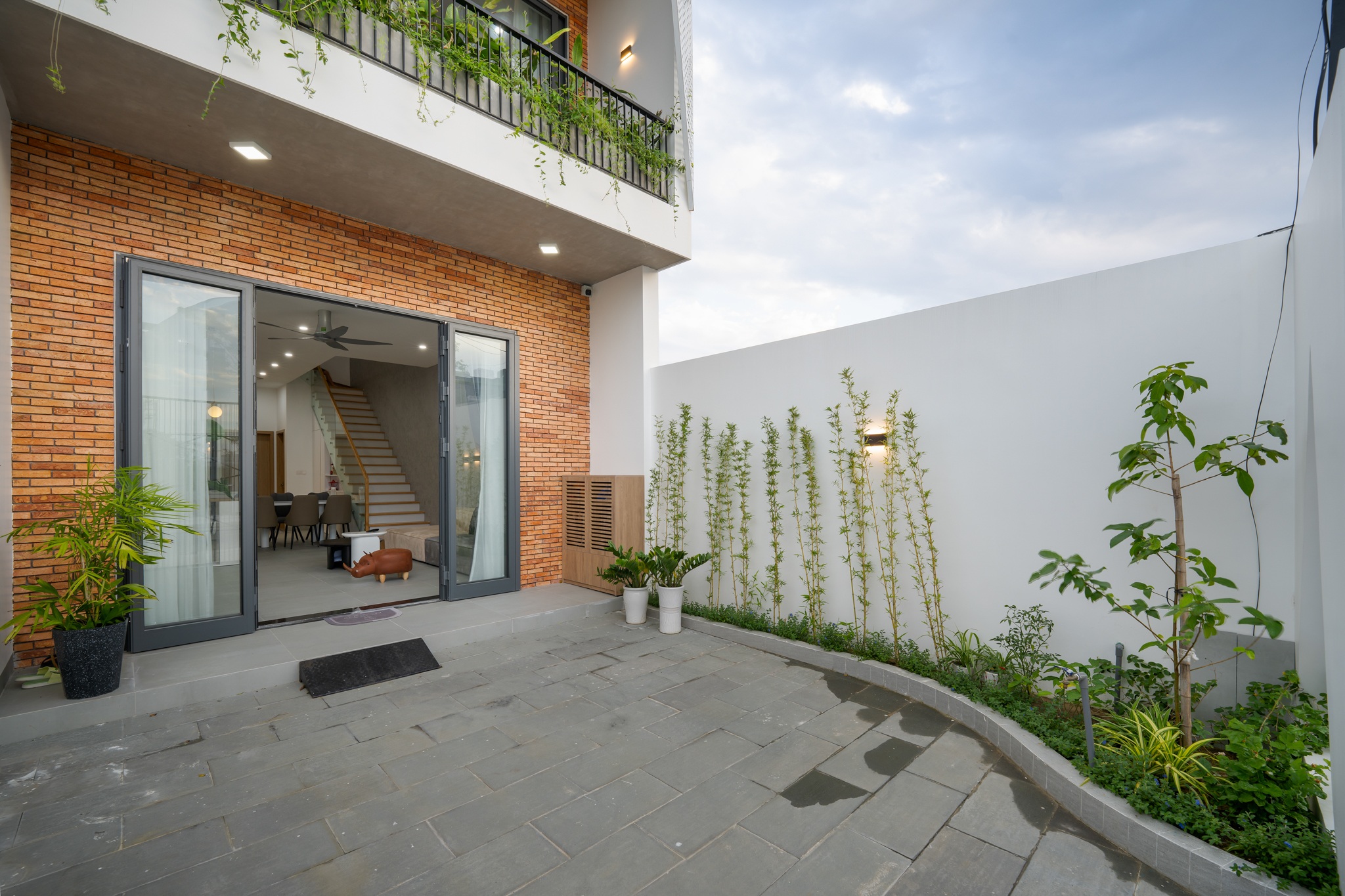 Vợ chồng trẻ chi 2,3 tỷ đồng làm nhà đón nắng độc đáo ở Đà Nẵng - 14 Vợ chồng trẻ chi 2,3 tỷ đồng làm nhà đón nắng độc đáo ở Đà Nẵng - 14