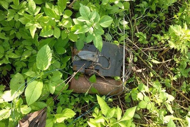 Phát hiện mìn tự chế gắn ở trần của hội trường thôn