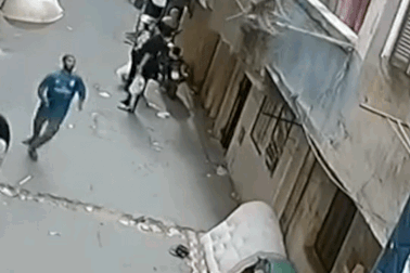 Ai Cập: Khoảnh khắc thanh niên lao tới, đỡ bé 5 tuổi rơi từ ban công