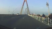 Tài xế hú vía, đánh lái tránh xe máy "vượt rào" trên cầu Nhật Tân