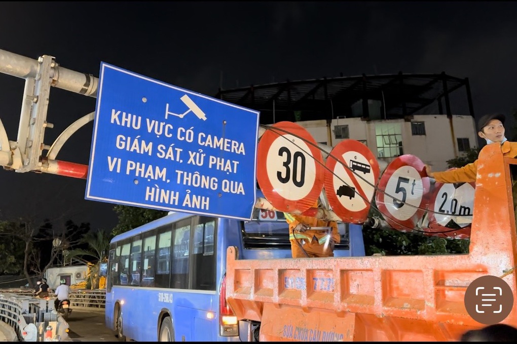 Xe buýt húc sập thanh giới hạn chiều cao cầu vượt thép ở TPHCM - 1 Xe buýt húc sập thanh giới hạn chiều cao cầu vượt thép ở TPHCM - 1