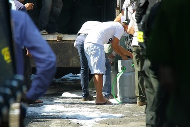 Bị người thân đòi đất, cả nhà ôm bình gas dọa tự thiêu