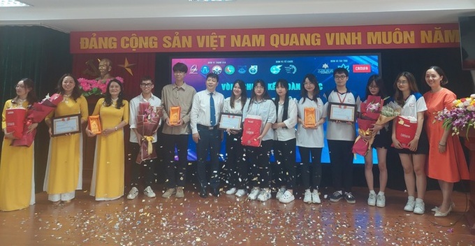 Ban tổ chức trao giải và tặng quà cho 3 đội đạt giải Nhất tại cuộc thi