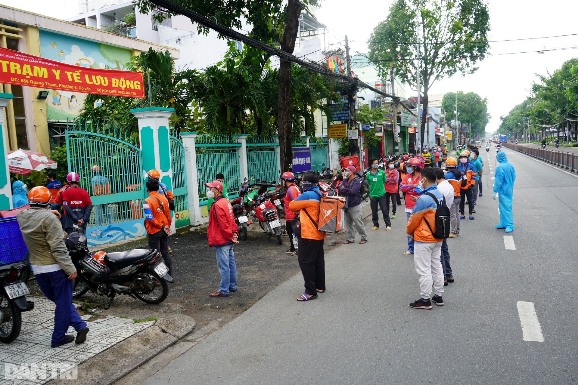 Shipper ở TPHCM chạy khắp nơi mới tìm được điểm test nhanh Covid-19 - 1 Shipper ở TPHCM chạy khắp nơi mới tìm được điểm test nhanh Covid-19 - 1
