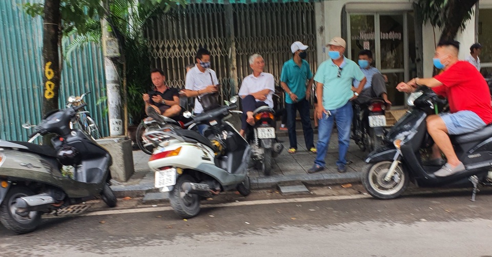 Hà Nội: Hàng quán phớt lờ lệnh giãn cách, thượng đế vô tư ngồi sát nhau - 9 Hà Nội: Hàng quán phớt lờ lệnh giãn cách, thượng đế vô tư ngồi sát nhau - 9