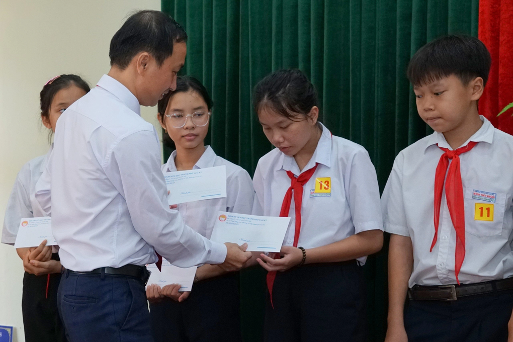 Trao 81 suất học bổng do bác sĩ người Mỹ tài trợ - 1 Trao 81 suất học bổng do bác sĩ người Mỹ tài trợ - 1