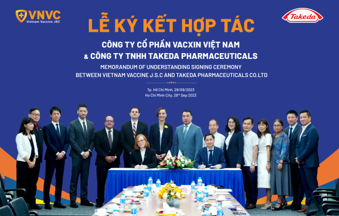 Đại diện Công ty TNHH Takeda Pharmaceuticals và đại diện Hệ thống tiêm chủng VNVC ký kết biên bản ghi nhớ hợp tác chiến lược hôm 28/9 tại TPHCM.