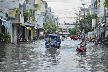Mưa xối xả suốt hơn 2 tiếng, Sài Gòn ngập tứ phía