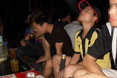 Nam sinh “nâng cao sĩ diện” bằng...thuốc lào 