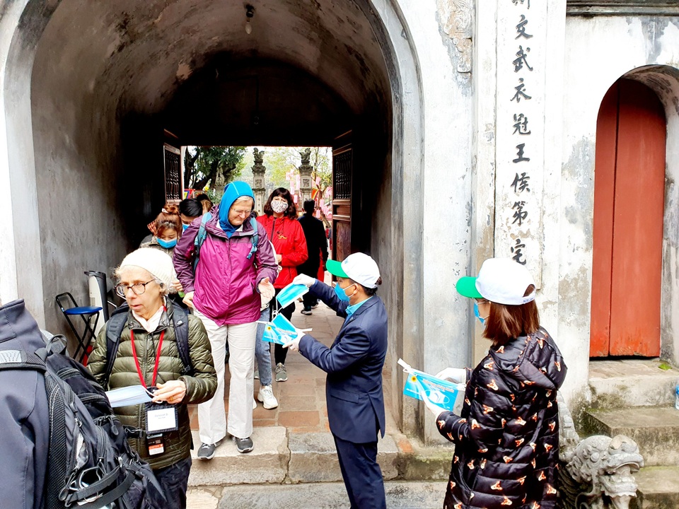 Du khách nước ngoài bất ngờ vì được tặng khẩu trang miễn phí - 9 Du khách nước ngoài bất ngờ vì được tặng khẩu trang miễn phí - 9
