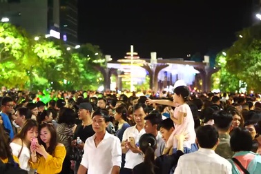 Mở cửa đường hoa Nguyễn Huệ