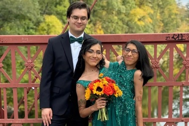 Cặp song sinh dính liền nổi tiếng thế giới kỷ niệm 1 năm ngày cưới