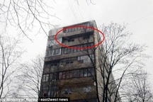 Hai mẹ con sống sót thần kỳ sau khi nhảy từ tầng 8 ngập lửa