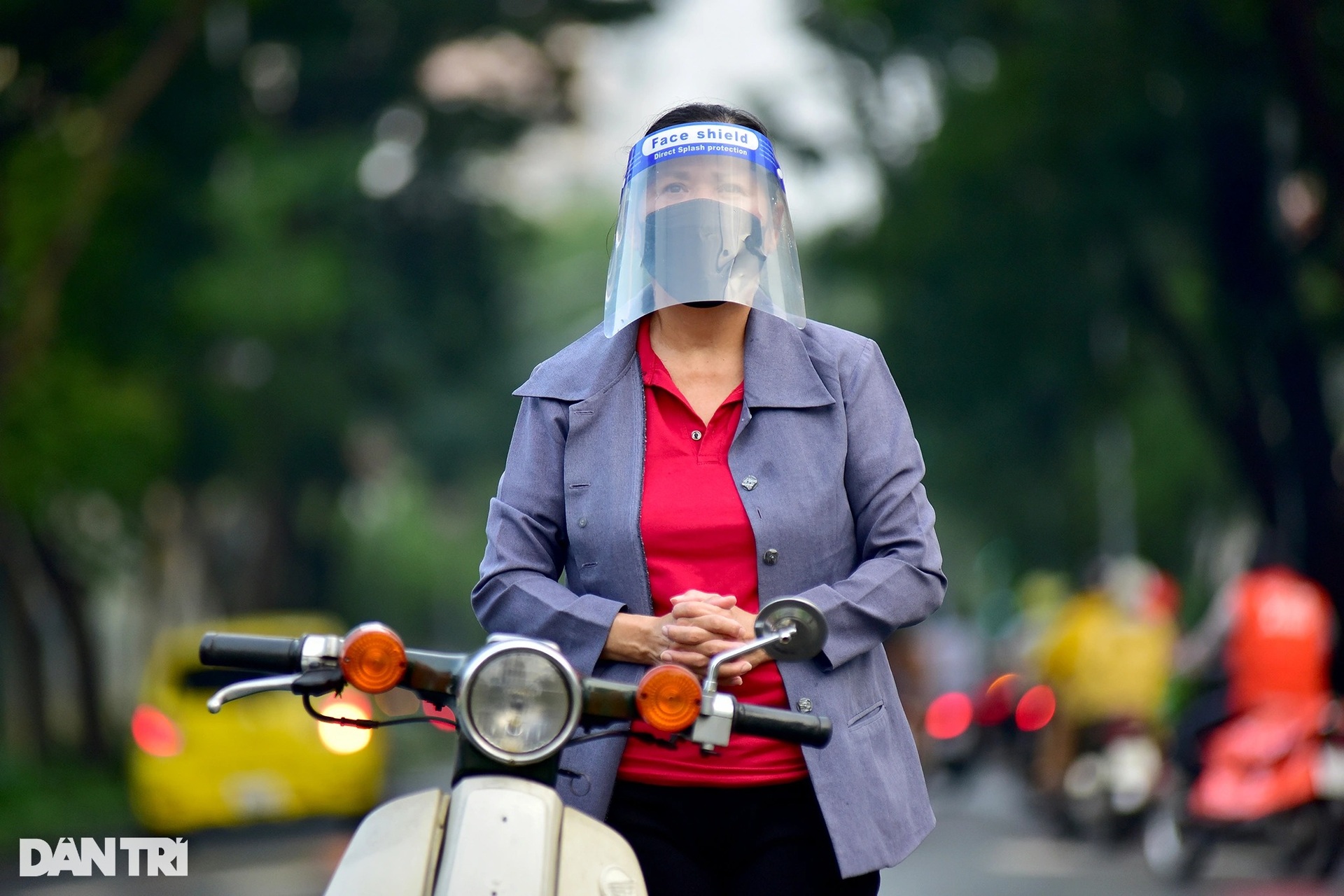 Người dân Sài Gòn phấn khởi ra đường đi dạo, gặp gỡ bạn bè - 2 Người dân Sài Gòn phấn khởi ra đường đi dạo, gặp gỡ bạn bè - 2