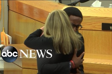 Khoảnh khắc "ngoài kịch bản" trong phiên xử nữ cảnh sát Mỹ bắn chết hàng xóm