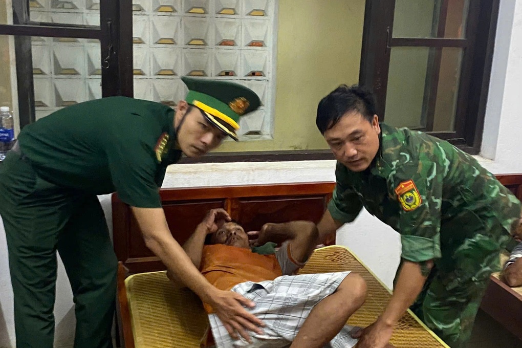 Hai tàu va chạm, 4 ngư dân rơi xuống biển, một người mất tích - 2 Hai tàu va chạm, 4 ngư dân rơi xuống biển, một người mất tích - 2