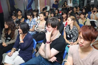 Sinh viên thời trang thỏa mãn cơn khát với “Thirsty Thursday”