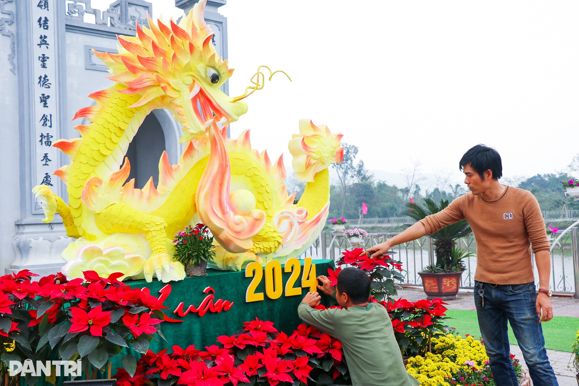 作業員たちはミスなく3晩徹夜で美しい泡のドラゴンを作り上げる - 2 Thợ thức 3 đêm không được phép sai sót tạo con rồng xốp đẹp mê ly - 2