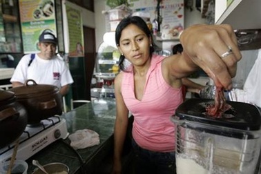 Rợn người với món sinh tố bằng... ếch sống