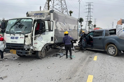 Ba ô tô tông liên hoàn ở Hà Nội, xe bán tải rụng bánh