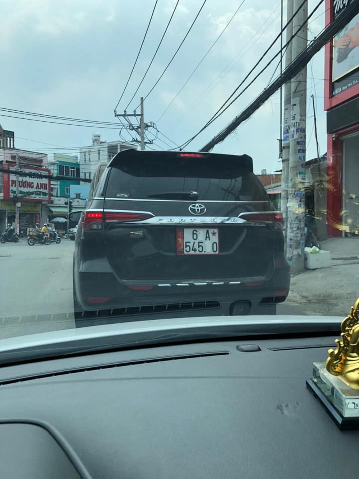 Một chiếc ô tô dùng băng trắng che luôn cả số trên biển (Ảnh: Facebook). Một chiếc ô tô dùng băng trắng che luôn cả số trên biển (Ảnh: Facebook).