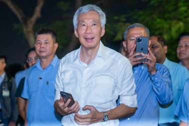 Thủ tướng Lý Hiển Long đi dạo hồ Gươm, "sáng tác" nhiều ảnh bằng smartphone