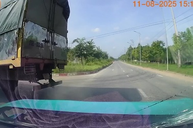 Ô tô con đâm sầm vào xe tải đang quay đầu vì lỗi "kinh điển của tài xế