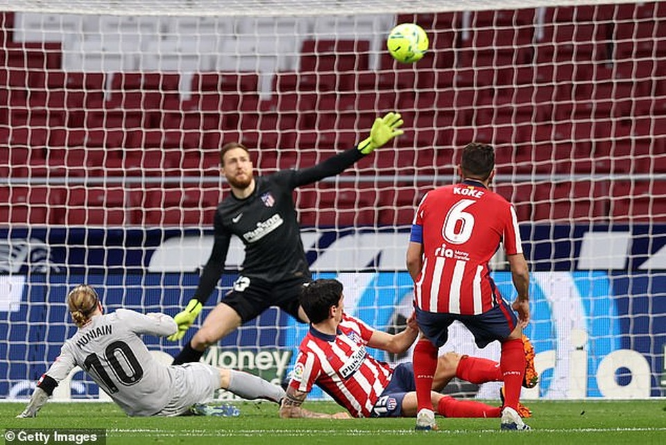 Luis Suarez ghi bàn, Atletico bứt phá trước Barcelona và Real Madrid - 2 Luis Suarez ghi bàn, Atletico bứt phá trước Barcelona và Real Madrid - 2