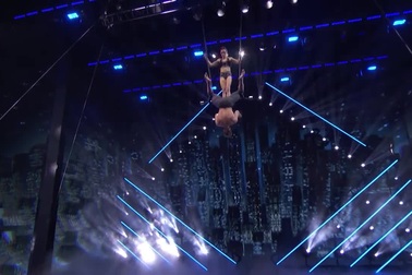 Sau vấp ngã, cặp đôi nghệ sĩ xiếc trở lại ấn tượng