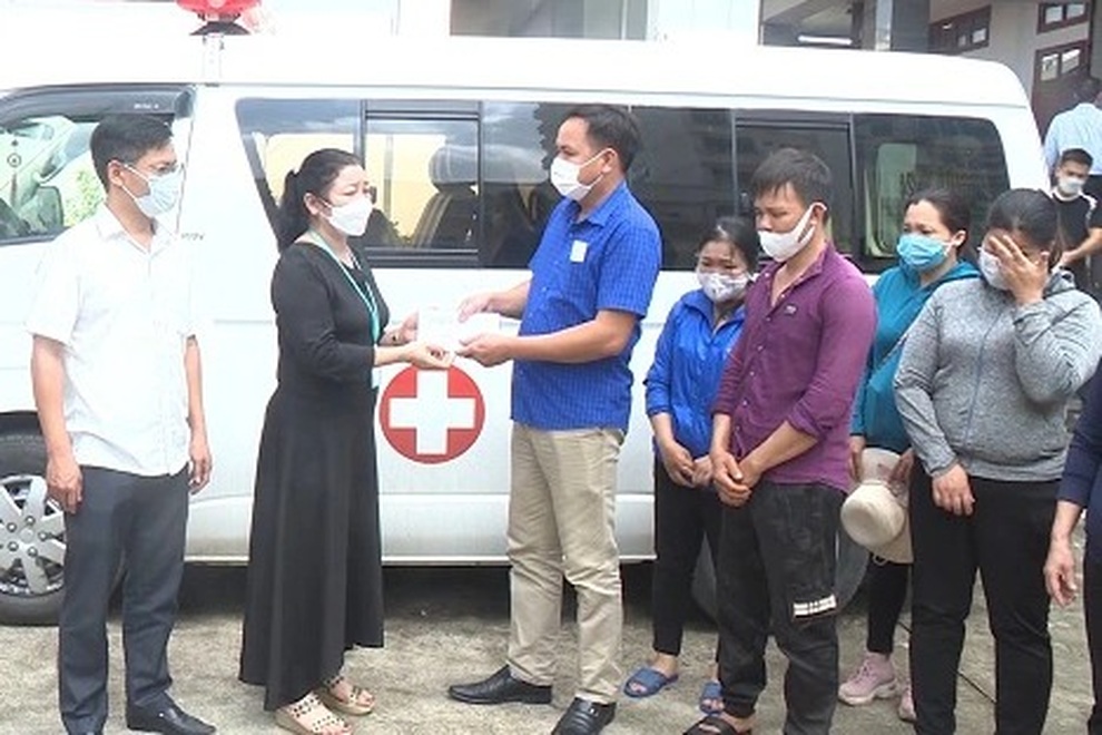 Trao tiền hỗ trợ ngư dân bị tai nạn.docx0.jpeg