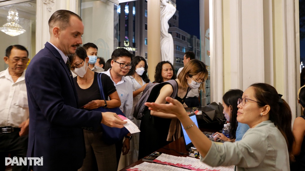 Khán giả vây kín, xin chữ ký nhà văn Marc Levy khi đi xem kịch ở TPHCM - 5