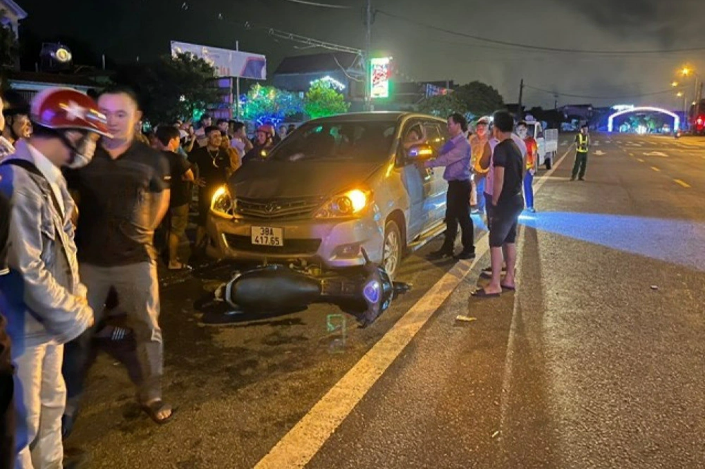 Tài xế ô tô kéo lê xe máy hơn 2km, cố thủ trong xe thách thức công an - 1 Tài xế ô tô kéo lê xe máy hơn 2km, cố thủ trong xe thách thức công an - 1