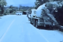 Xe trộn bê tông bất ngờ mất phanh, tài xế vội nhảy ra ngoài thoát thân