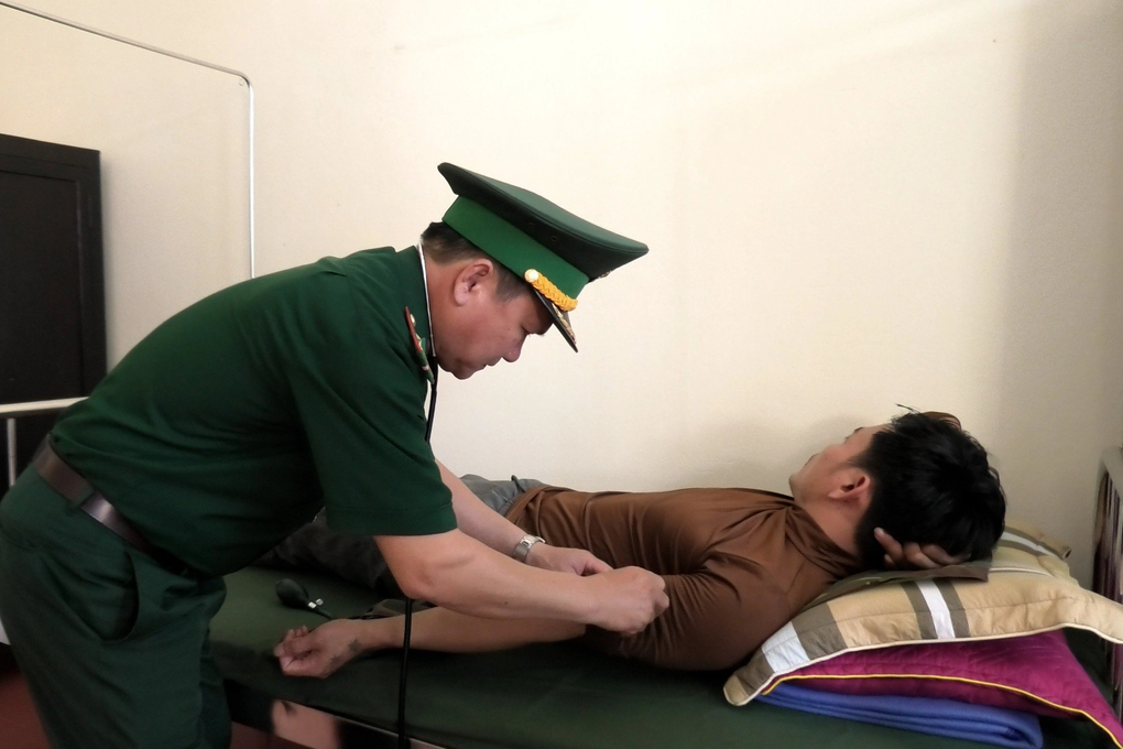 Tàu cá chìm trên vùng biển Hoàng Sa, 4 ngư dân được cứu sống - 2 Tàu cá chìm trên vùng biển Hoàng Sa, 4 ngư dân được cứu sống - 2