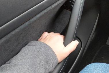 Lẫy mở cửa khẩn cấp trên xe Tesla Model 3