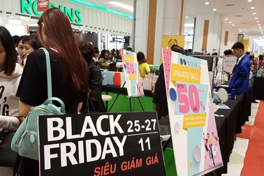 Người Hà Nội đổ xô đi mua đồ giảm giá ngày Black Friday
