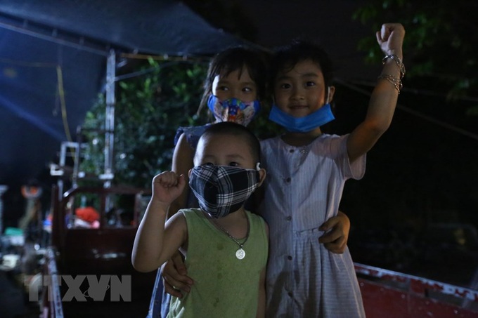 Khoảnh khắc niềm vui vỡ òa của người dân Hạ Lôi sau 28 ngày phong tỏa - Ảnh 6.