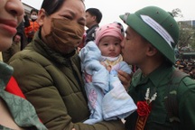 Nước mắt, nụ cười ngày tiễn đưa con lên đường nhập ngũ