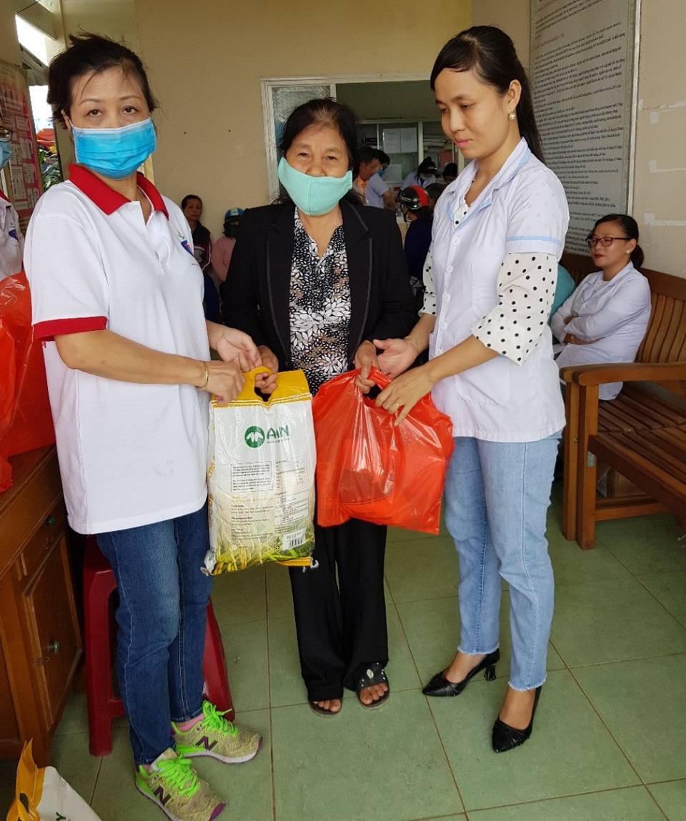 Khám, phát thuốc miễn phí và tặng quà cho 400 người già - 3 Khám, phát thuốc miễn phí và tặng quà cho 400 người già - 3